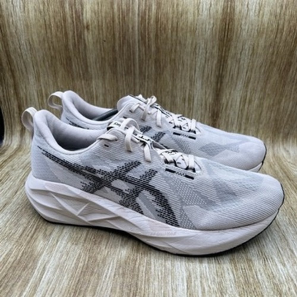 ASICS Novablast 5 Men's Size 12.5 White Running Shoes Sneakers Athletic 1011B974